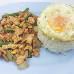 ข้าวราดไก่ผัดเม็ดมะม่วง