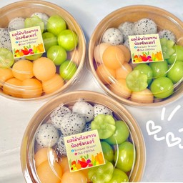 แคนตาลูป + แก้วมังกร + องุ่นไซมัสคัส (คว้านลูกกลม)