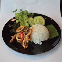K26- ข้าวราดกะเพราปลาหมึก (Rice Topped with Squid)