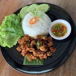 K27- ข้าวหมูกรอบคั่วพริกเกลือ (Roasted crispy pork with chili and rice)