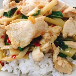 ข้าวกระเพราไก่ ใส่หน่อไม้