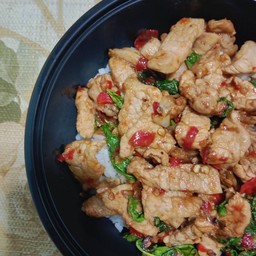 ข้าวหน้ากะเพราหมูชิ้น