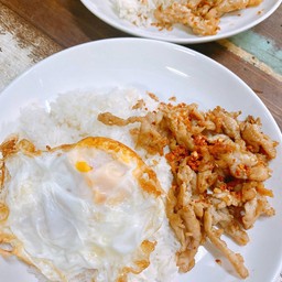 ข้าวหนูนุ่มนิ่ม ทอดกระเทียมพริกไทย (ไม่มีไข่ดาว)