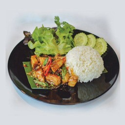 K29- ข้าวราดกะเพราหมูกรอบ (Rice topped with crispy pork and basil)