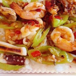 ข้าวผัดพริกหยวกทะเล