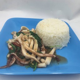 ข้าวกระเพราปลาหมึก