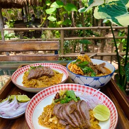 ข้าวซอยซี่โครงหมูตุ๋น