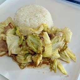 กะหล่ำผัดน้ำปลา ราดข้าว