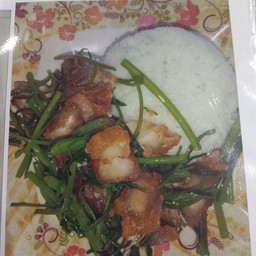 ข้าว ผัดผักบุ้งหมูกรอบ