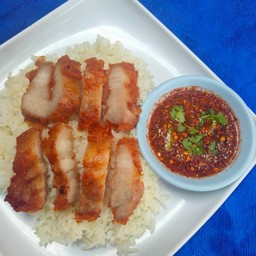 ข้าวหมูสามชั้นทอดน้ำจิ้มแจ่ว