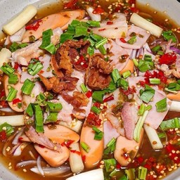 ยำไส้กรอก