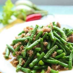 ผัดถั่วฝักยาวหมูสับราดข้าว