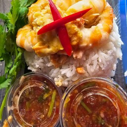 กุ้งแม่น้ำย่าง3-4ตัวแกะว่างบนข้าวสวย