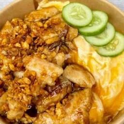 ข้าวไก่ทอดกระเทียมไข่ข้น