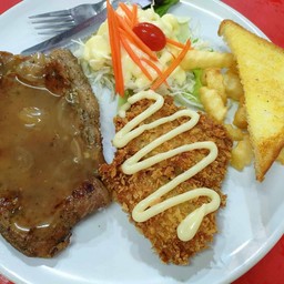 สเต็กเนื้อสันนอก+ปลาดอลลี่ทอดกรอบในกล่องเดียวกัน