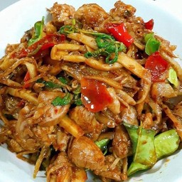 ผัดพริกแกงไก่หน่อไม้