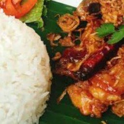 ข้าวไก่ทอดผัดซอสมะขาม