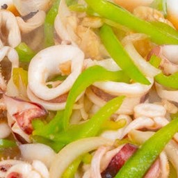 ข้าวผัดพริกหยวกปลาหมึก