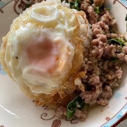 กะเพราหมูสับราดข้าว+ไข่ดาว