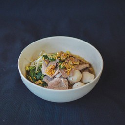 F19- ก๋วยเตี๋ยว รวมเนื้อ (Noodles with mixed meat)