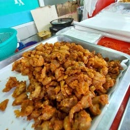 ข้าวเหนียวห่อไก่,หมูทอด ลาดพร้าว80