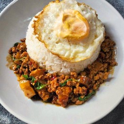 กะเพราหมูสับ+หมูกรอบ