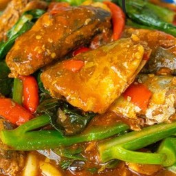 ข้าวราดคะน้าปลากระป๋อง