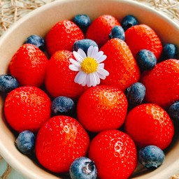 สตอเบอรี่นำเข้าตกเเต่งด้วยบลูเบอรี่ ฟิววววผู้ดี๊ผู้ดี