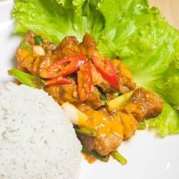 หมูกรอบผัดไข่เค็ม ราดข้าว.