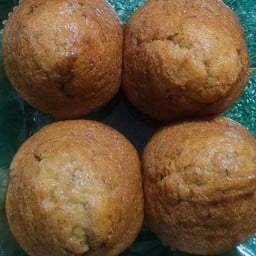 ขนมปัง และสตอเบอรี่โยเกิร์ต ตลาดเอ็มปาร์ค