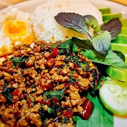 กะเพราหมูสับ ราดข้าว