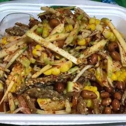 ยำข้าวโพดมะม่วงปลากรอบ