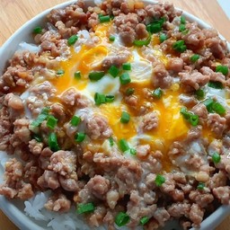 ข้าวหมูสับผัดกะเทียม ไข่ตอก