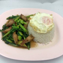 ข้าวคะน้าหมูกรอบ