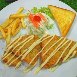 สเต็กปลาดอลลี่ทอดกรอบสองชิ้นในกล่องเดียวกัน