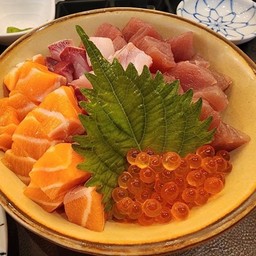 ข้าวหน้ารวมปลาสามสหายหั่นเต๋า