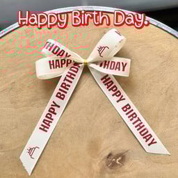 ติดโบว์ happy birth day.