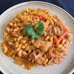 ผัดมักกะโรนีหมูสไลด์ซอสมะเขือเทศ