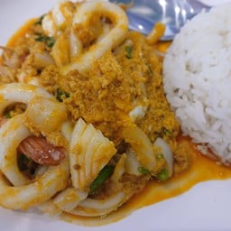 ข้าวผัดผงกะหรี่ทะเล (กุ้ง+ปลาหมึก)