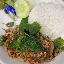 ข้าวกระเพราหมูสับไข่เยี่ยวม้า