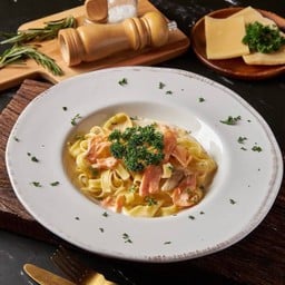 เฟตตุชชีเนแซลมอน/Fattuccine Smoked Salmon