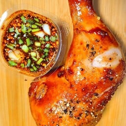 น่องไก่ติดสะโพกย่างพริกไทยหอมๆๆ