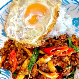 ผัดพริกแกงหน่อไม้ราดข้าว