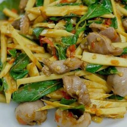 ข้าวกระเพราเครื่องในไก่ ใส่หน่อไม้