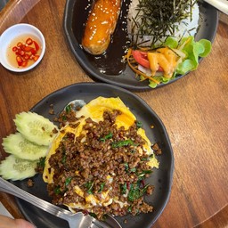 ข้าวไข่ยู่ยี่กะเพราโคขุนพริกแห้ง