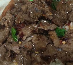 กะเพราเนื้อริบอาย เนื้อชิ้น ราดข้าว