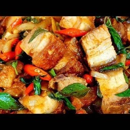 หมูกรอบผัดพริกเผาราดข้าว