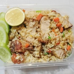 ข้าวผัดหมูกรอบ