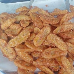 นายนุ้ยกล้วยทอด มันทอด เผือกทอด ขนมไข่เต่า หน้าโรงเรียนบ่อฝ้าย