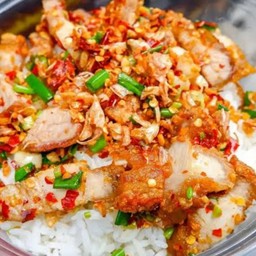 หมูกรอบคั่วพริกเกลือราดข้าว